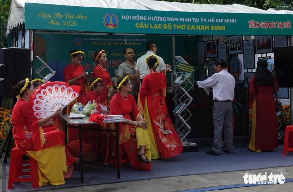 Phó chủ tịch UBND TP.HCM Trần Thị Diệu Thúy đánh trống khai mạc Ngày thơ Việt Nam tại TP.HCM Phó chủ tịch UBND TP.HCM Trần Thị Diệu Thúy đánh trống khai mạc Ngày thơ Việt Nam tại TP.HCM