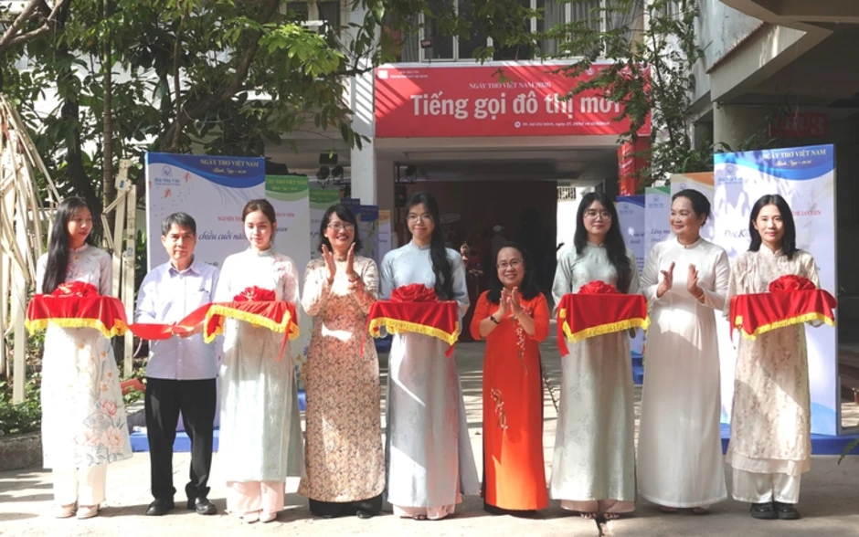 Phó chủ tịch UBND TP.HCM Trần Thị Diệu Thúy đánh trống khai mạc Ngày thơ Việt Nam tại TP.HCM Phó chủ tịch UBND TP.HCM Trần Thị Diệu Thúy đánh trống khai mạc Ngày thơ Việt Nam tại TP.HCM