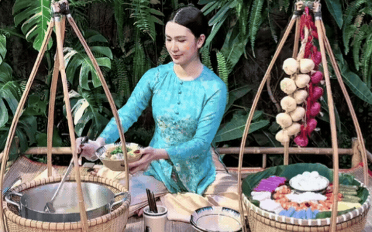 Phú bà Vbiz mở bán bánh canh trong biệt thự đối diện Landmark 81 Phú bà Vbiz mở bán bánh canh trong biệt thự đối diện Landmark 81