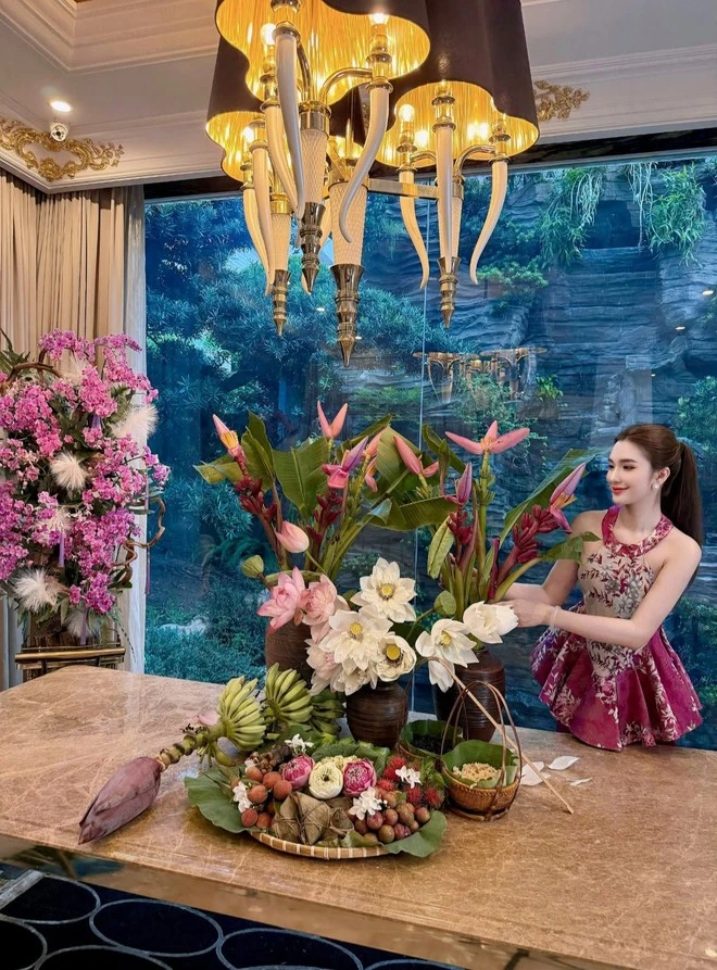 Phú bà Vbiz mở bán bánh canh trong biệt thự đối diện Landmark 81 Phú bà Vbiz mở bán bánh canh trong biệt thự đối diện Landmark 81