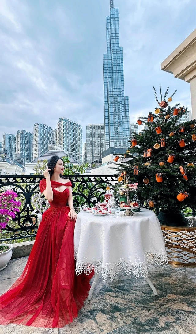 Phú bà Vbiz mở bán bánh canh trong biệt thự đối diện Landmark 81 Phú bà Vbiz mở bán bánh canh trong biệt thự đối diện Landmark 81