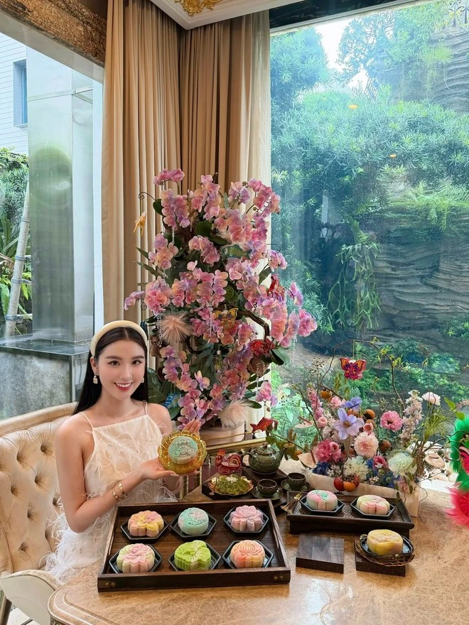 Phú bà Vbiz mở bán bánh canh trong biệt thự đối diện Landmark 81 Phú bà Vbiz mở bán bánh canh trong biệt thự đối diện Landmark 81