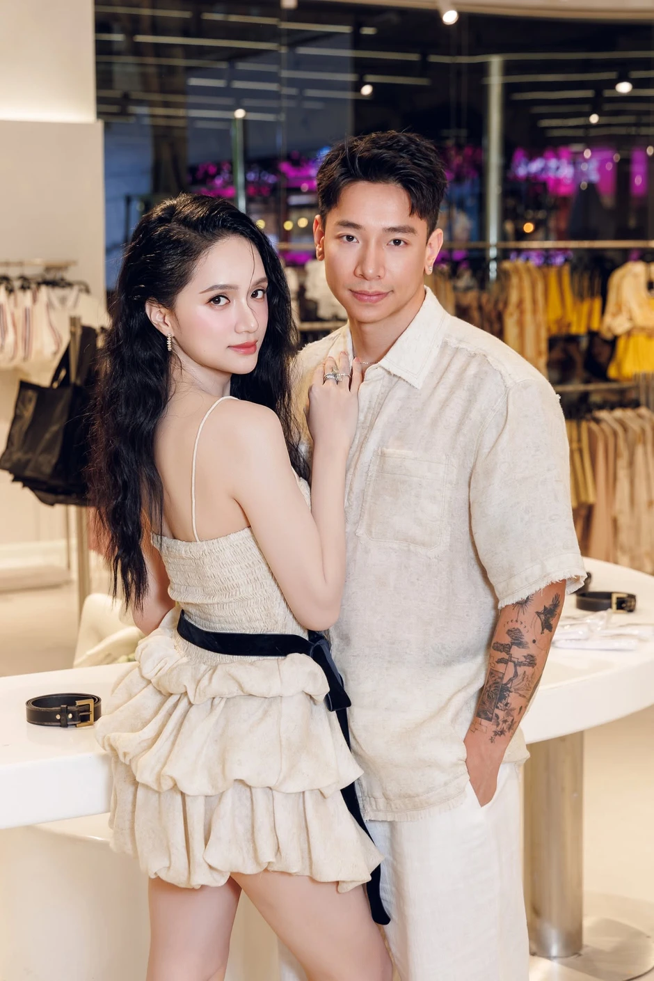 Phú Cường chất vấn thẳng "người ấy có gì hơn anh" khi Hương Giang đăng ảnh đi ăn tối bên người đàn ông khác Phú Cường chất vấn thẳng "người ấy có gì hơn anh" khi Hương Giang đăng ảnh đi ăn tối bên người đàn ông khác