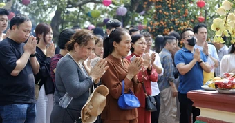 Phủ Tây Hồ đông đặc người trước rằm tháng giêng