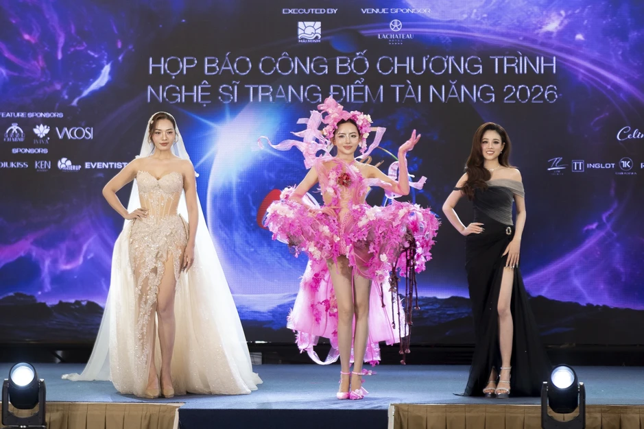 'Phù thủy make up' Hồ Khanh: Tối kỵ khi làm việc với nghệ sĩ là 'nhiều chuyện' 'Phù thủy make up' Hồ Khanh: Tối kỵ khi làm việc với nghệ sĩ là 'nhiều chuyện'