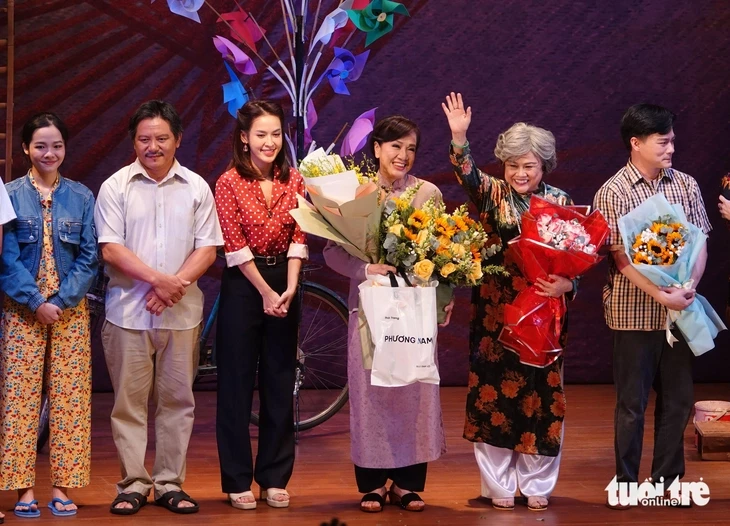 Phương Hồng Thủy 2 tháng khó quên trên sàn kịch Phương Hồng Thủy 2 tháng khó quên trên sàn kịch