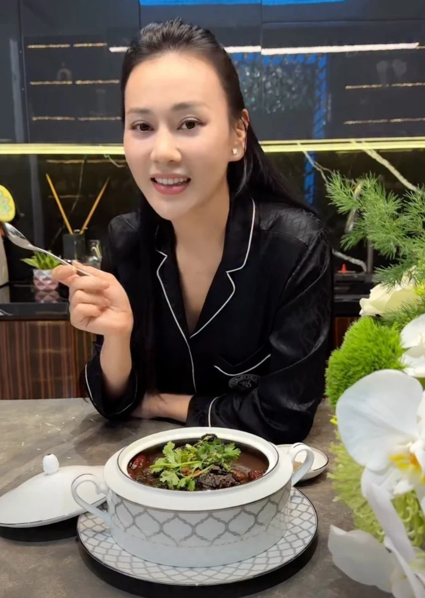 Phương Oanh lộ diện Phương Oanh lộ diện