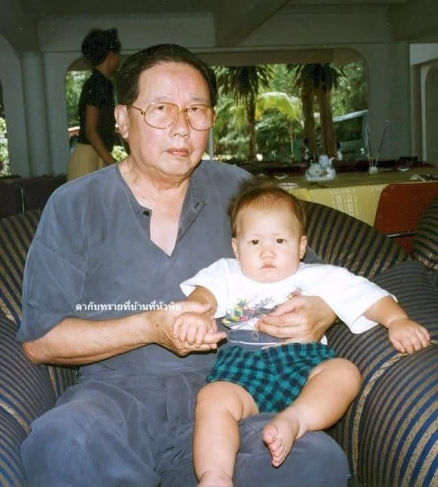 Quá khứ đau lòng của thiếu gia tố anh trai xâm hại rúng động showbiz Quá khứ đau lòng của thiếu gia tố anh trai xâm hại rúng động showbiz
