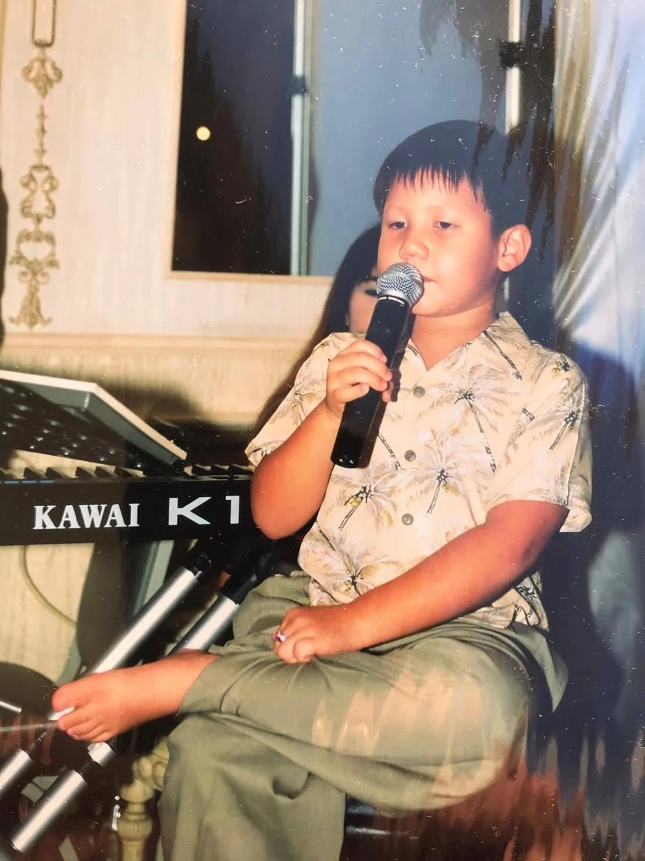 Quá khứ đau lòng của thiếu gia tố anh trai xâm hại rúng động showbiz Quá khứ đau lòng của thiếu gia tố anh trai xâm hại rúng động showbiz