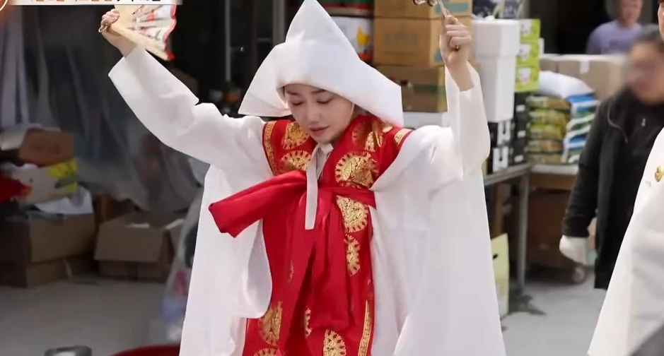 Quá khứ khó tin của nữ pháp sư sinh năm 1993: Idol nhóm nhạc nữ nổi tiếng, có luôn cả bằng trọng tài bóng đá Quá khứ khó tin của nữ pháp sư sinh năm 1993: Idol nhóm nhạc nữ nổi tiếng, có luôn cả bằng trọng tài bóng đá