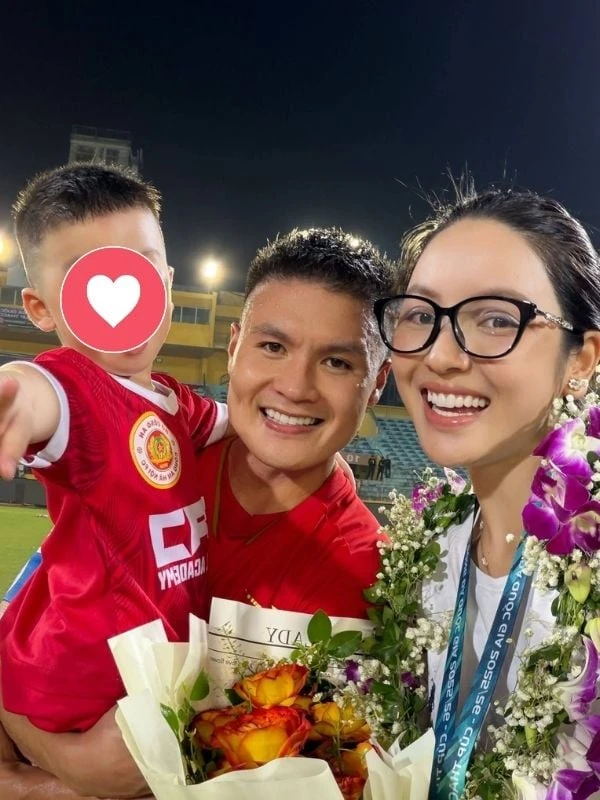 Quang Hải hôn rồi nựng má Chu Thanh Huyền Quang Hải hôn rồi nựng má Chu Thanh Huyền