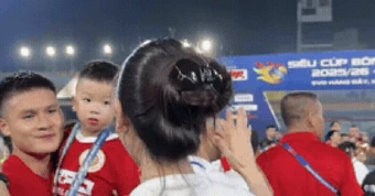 Quang Hải hôn rồi nựng má Chu Thanh Huyền
