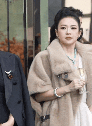 Quy tắc ngầm từ vụ Chương Tử Di lườm nguýt đàn em Quy tắc ngầm từ vụ Chương Tử Di lườm nguýt đàn em