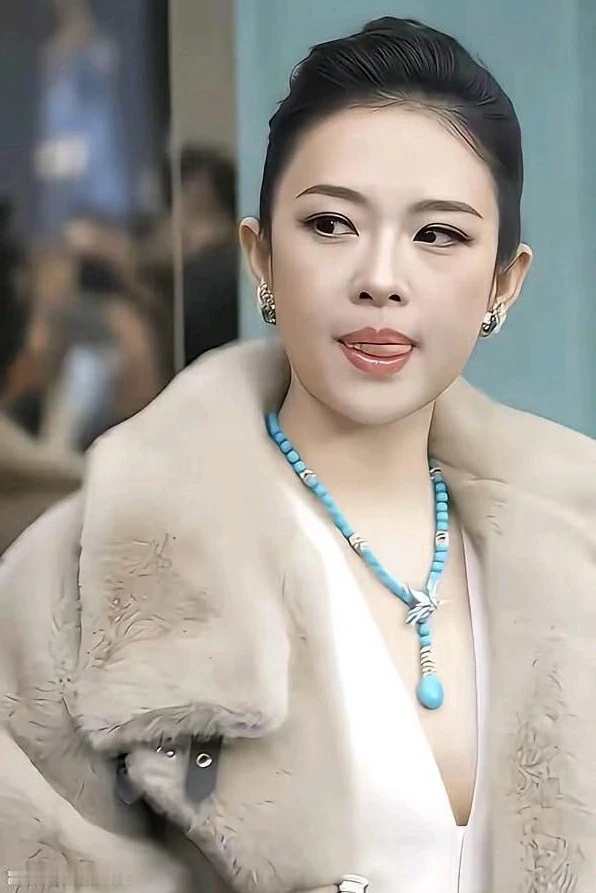 Quy tắc ngầm từ vụ Chương Tử Di lườm nguýt đàn em Quy tắc ngầm từ vụ Chương Tử Di lườm nguýt đàn em