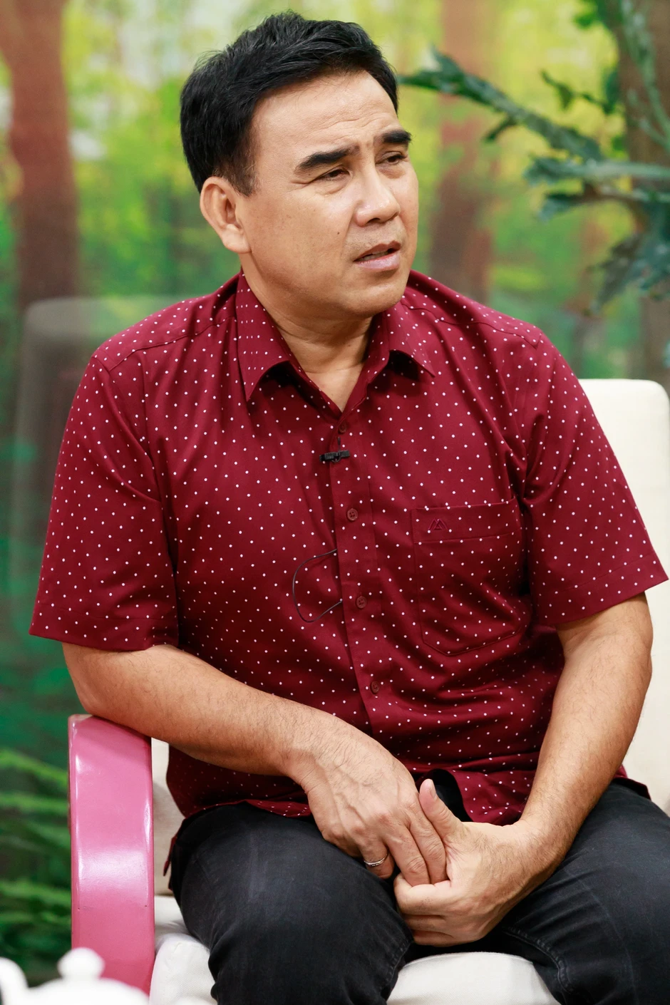 Quyền Linh: Tôi ăn mì gói, đi xe máy cũng bị nói 'than nghèo kể khổ' Quyền Linh: Tôi ăn mì gói, đi xe máy cũng bị nói 'than nghèo kể khổ'