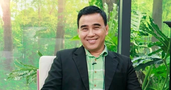 Quyền Linh: Tôi ăn mì gói, đi xe máy cũng bị nói 'than nghèo kể khổ'