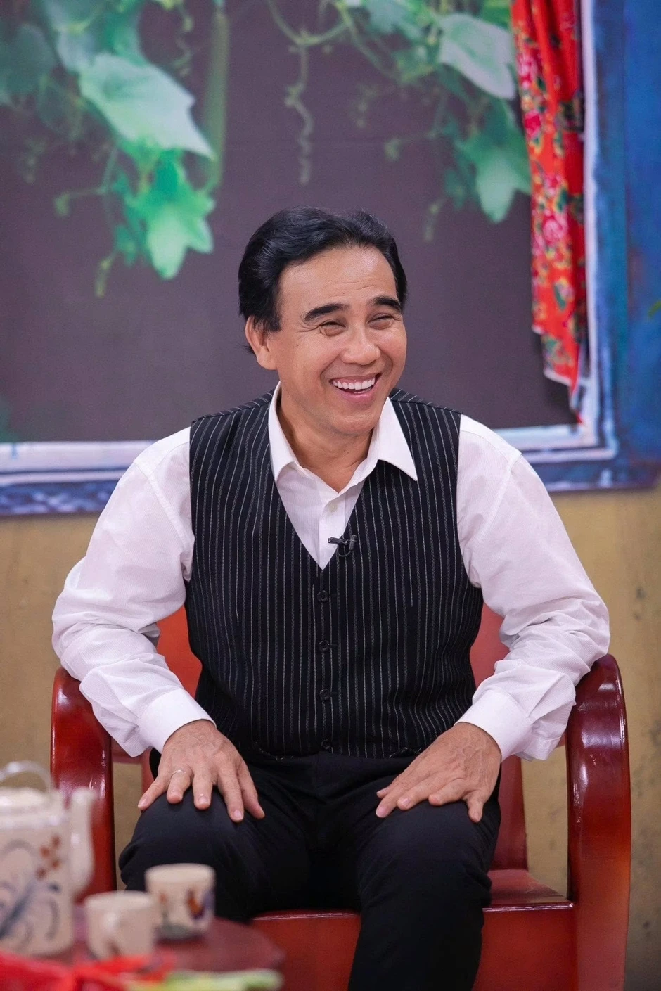 Quyền Linh: Tuổi thơ cơ cực ở nhà lá, chỉ dám ăn cơm chay 7 nghìn đồng, đến khi nổi tiếng vẫn giữ thói quen đi dép tổ ong Quyền Linh: Tuổi thơ cơ cực ở nhà lá, chỉ dám ăn cơm chay 7 nghìn đồng, đến khi nổi tiếng vẫn giữ thói quen đi dép tổ ong