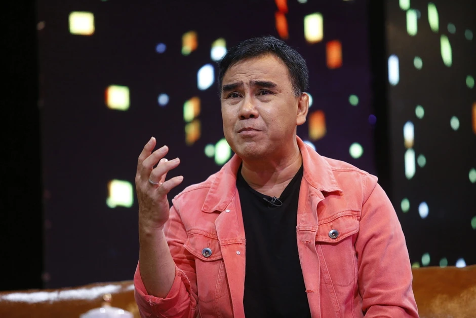 Quyền Linh: Tuổi thơ cơ cực ở nhà lá, chỉ dám ăn cơm chay 7 nghìn đồng, đến khi nổi tiếng vẫn giữ thói quen đi dép tổ ong Quyền Linh: Tuổi thơ cơ cực ở nhà lá, chỉ dám ăn cơm chay 7 nghìn đồng, đến khi nổi tiếng vẫn giữ thói quen đi dép tổ ong