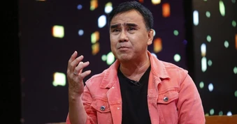Quyền Linh: Tuổi thơ cơ cực ở nhà lá, chỉ dám ăn cơm chay 7 nghìn đồng, đến khi nổi tiếng vẫn giữ thói quen đi dép tổ ong