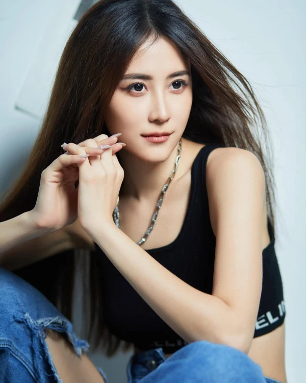 Rần rần tin 1 nàng hậu Miss Universe làm hỏng 2 bộ váy 620 triệu, nghe đền 35 triệu liền thái độ lồi lõm và nhận luôn trát hầu tòa Rần rần tin 1 nàng hậu Miss Universe làm hỏng 2 bộ váy 620 triệu, nghe đền 35 triệu liền thái độ lồi lõm và nhận luôn trát hầu tòa