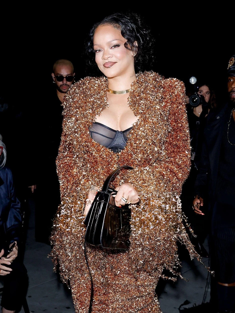 Rihanna thản nhiên đến muộn 63 phút, hơn 500 khách mời show thời trang phải chờ Rihanna thản nhiên đến muộn 63 phút, hơn 500 khách mời show thời trang phải chờ