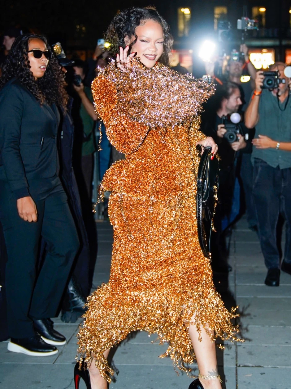 Rihanna thản nhiên đến muộn 63 phút, hơn 500 khách mời show thời trang phải chờ Rihanna thản nhiên đến muộn 63 phút, hơn 500 khách mời show thời trang phải chờ