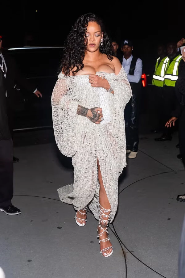 Rihanna thản nhiên đến muộn 63 phút, hơn 500 khách mời show thời trang phải chờ Rihanna thản nhiên đến muộn 63 phút, hơn 500 khách mời show thời trang phải chờ