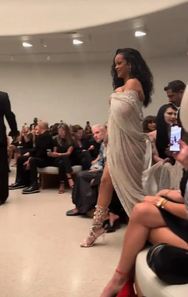 Rihanna thản nhiên đến muộn 63 phút, hơn 500 khách mời show thời trang phải chờ Rihanna thản nhiên đến muộn 63 phút, hơn 500 khách mời show thời trang phải chờ
