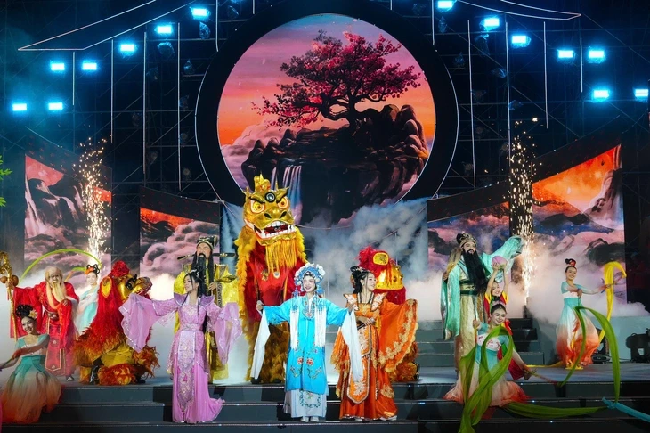 Rực rỡ đêm hội Nguyên tiêu, đậm sắc màu văn hóa Việt - Hoa Rực rỡ đêm hội Nguyên tiêu, đậm sắc màu văn hóa Việt - Hoa