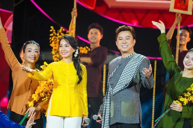 Rực rỡ đêm hội Nguyên tiêu, đậm sắc màu văn hóa Việt - Hoa Rực rỡ đêm hội Nguyên tiêu, đậm sắc màu văn hóa Việt - Hoa