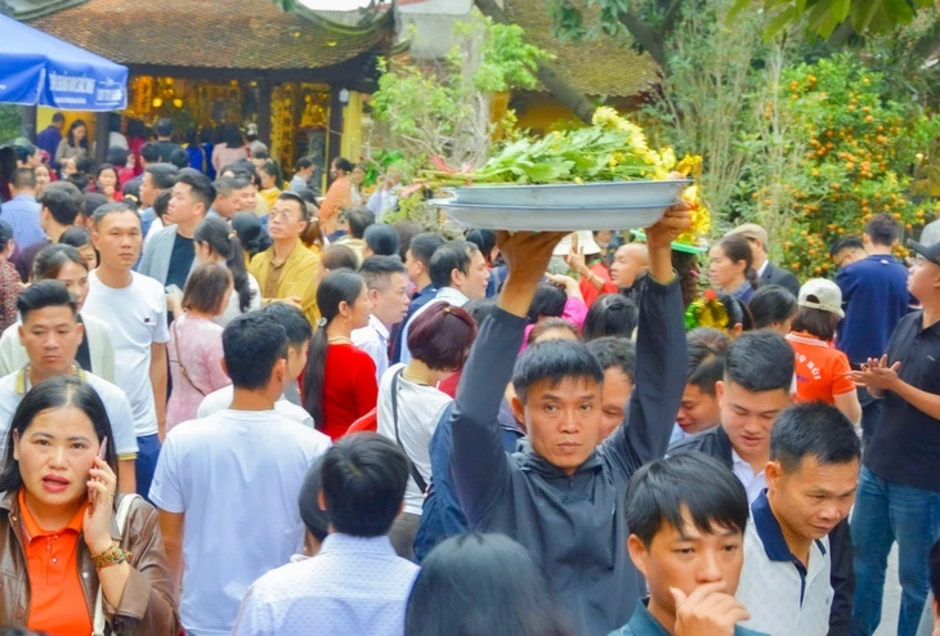 Rung chuông bảo tháp Tây Yên Tử, phát 'gạo vàng' Bà Chúa Kho ngày chính hội Rung chuông bảo tháp Tây Yên Tử, phát 'gạo vàng' Bà Chúa Kho ngày chính hội