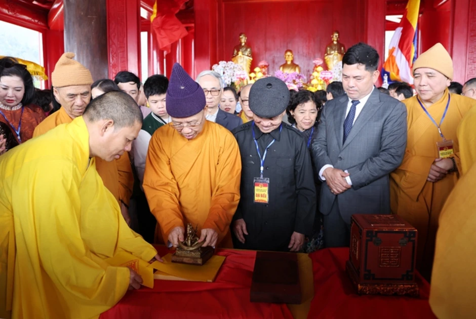Rung chuông bảo tháp Tây Yên Tử, phát 'gạo vàng' Bà Chúa Kho ngày chính hội Rung chuông bảo tháp Tây Yên Tử, phát 'gạo vàng' Bà Chúa Kho ngày chính hội