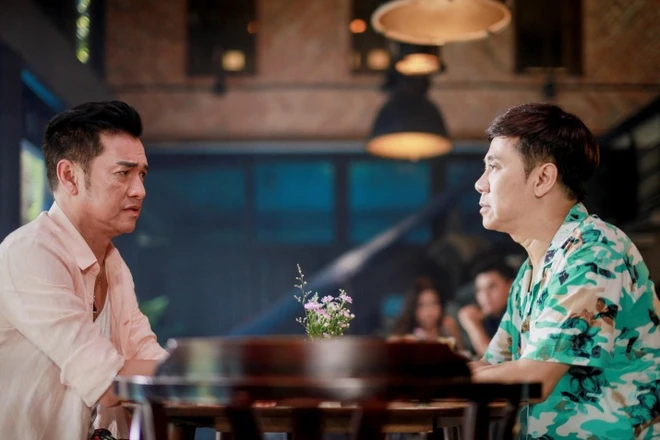 Sao nam Vbiz 25 năm đóng phim không một vai chính, ly hôn minh tinh quốc tế rồi tái hôn vợ kém 37 tuổi thế lại hay