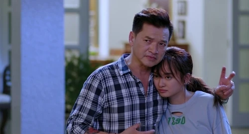 Sao nam Vbiz 25 năm đóng phim không một vai chính, ly hôn minh tinh quốc tế rồi tái hôn vợ kém 37 tuổi thế lại hay