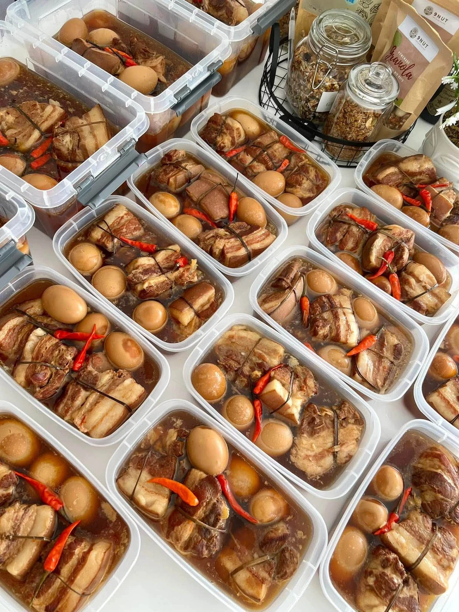 Sao nam Vbiz từng nổi tiếng là "quý ông" nay bán chè trôi nước, thịt kho rệu giao bằng xe ô tô khắp TP.HCM Sao nam Vbiz từng nổi tiếng là "quý ông" nay bán chè trôi nước, thịt kho rệu giao bằng xe ô tô khắp TP.HCM