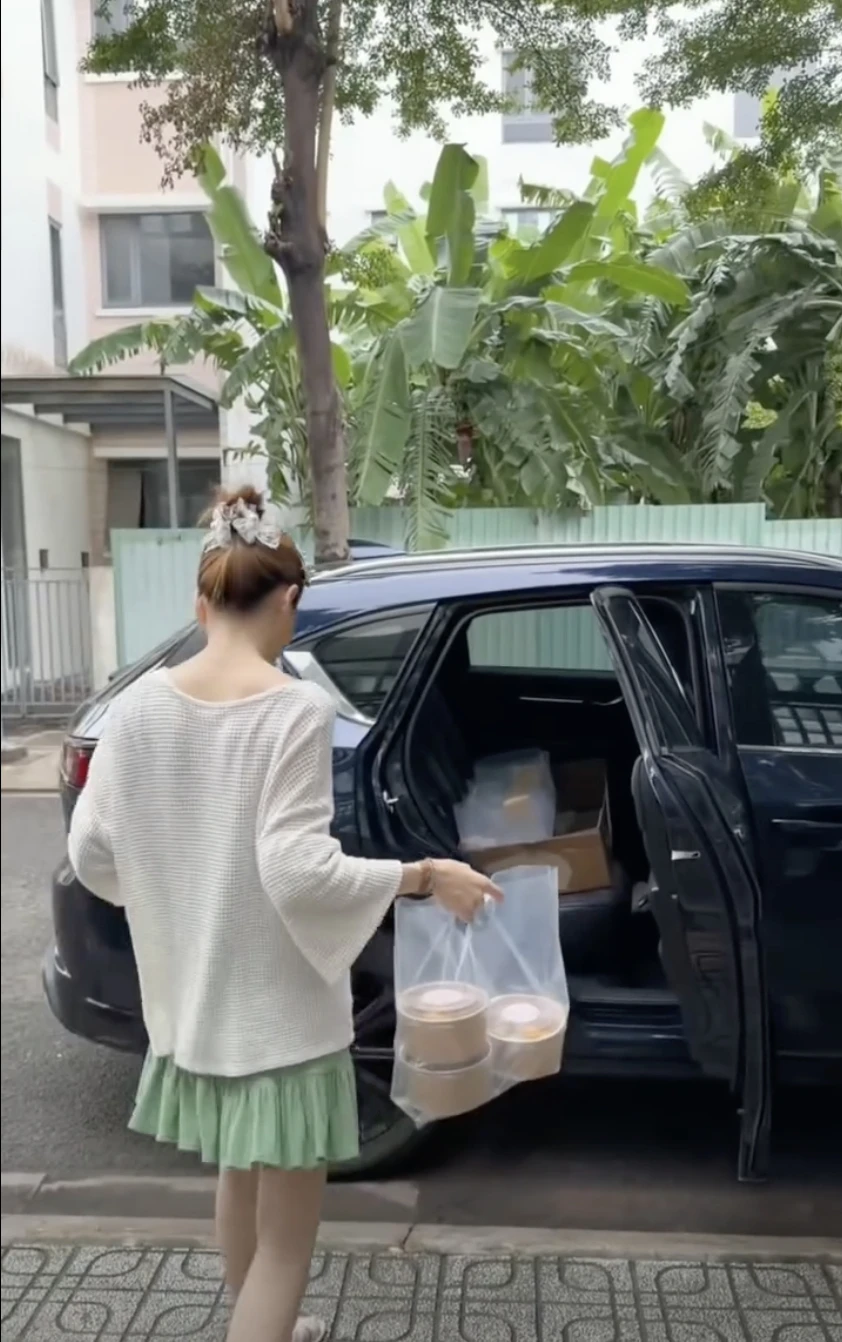 Sao nam Vbiz từng nổi tiếng là "quý ông" nay bán chè trôi nước, thịt kho rệu giao bằng xe ô tô khắp TP.HCM Sao nam Vbiz từng nổi tiếng là "quý ông" nay bán chè trôi nước, thịt kho rệu giao bằng xe ô tô khắp TP.HCM