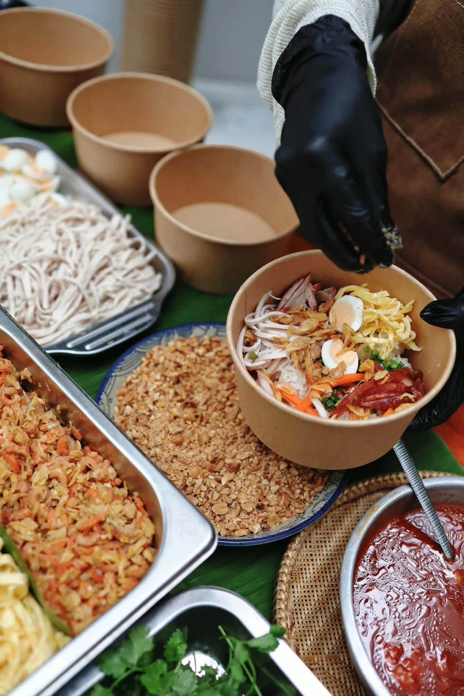 Sao nam Vbiz từng nổi tiếng là "quý ông" nay bán chè trôi nước, thịt kho rệu giao bằng xe ô tô khắp TP.HCM Sao nam Vbiz từng nổi tiếng là "quý ông" nay bán chè trôi nước, thịt kho rệu giao bằng xe ô tô khắp TP.HCM