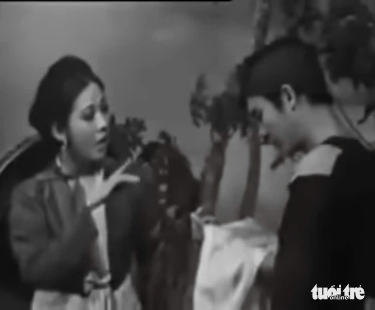 Sau bản màu Tiếng trống Mê Linh, khán giả ‘đòi’ HTV làm tiếp Bên cầu dệt lụa Sau bản màu Tiếng trống Mê Linh, khán giả ‘đòi’ HTV làm tiếp Bên cầu dệt lụa