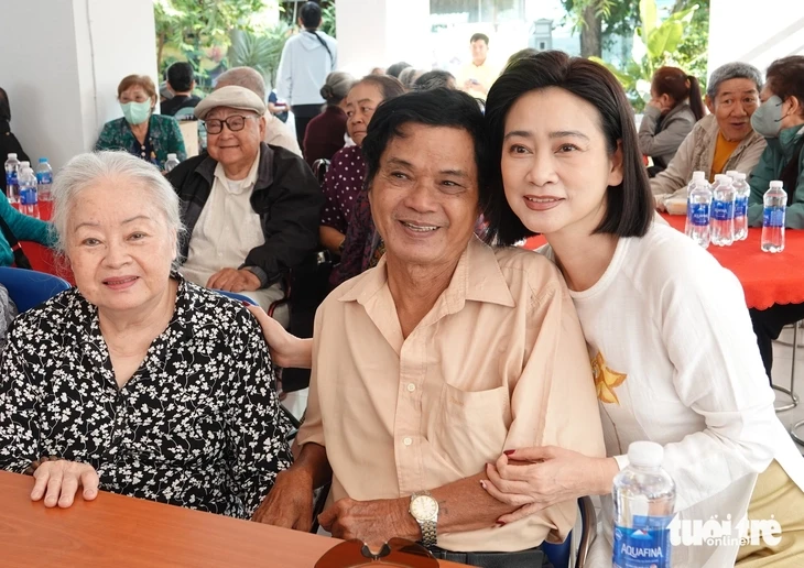 Sau bao ngày vất vả, nghệ sĩ Mai Trần đã có quán riêng
