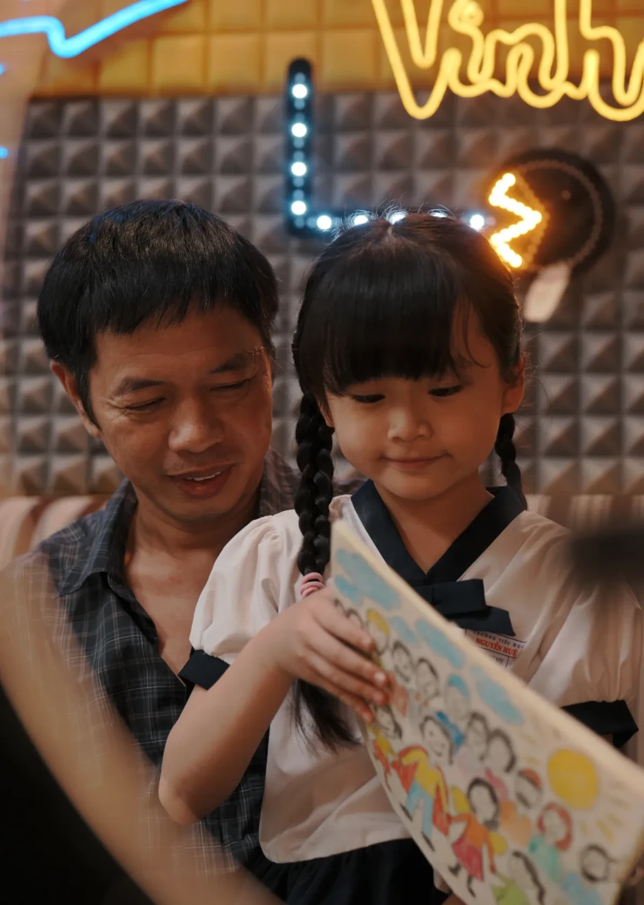 Sau những ồn ào trục lợi từ thiện trên phim ảnh, điều đọng lại là cái tình, sự bao dung của người Việt Sau những ồn ào trục lợi từ thiện trên phim ảnh, điều đọng lại là cái tình, sự bao dung của người Việt