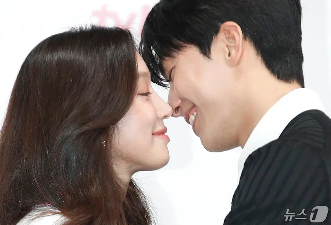 Showbiz có tin vui: 2 diễn viên phim giờ vàng “phim giả tình thật” dù chênh nhau 10 tuổi, quyết cưới trong năm sau Showbiz có tin vui: 2 diễn viên phim giờ vàng “phim giả tình thật” dù chênh nhau 10 tuổi, quyết cưới trong năm sau