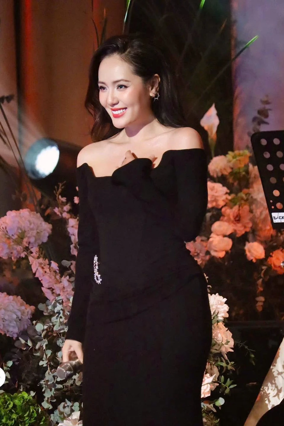 Showbiz Việt có nữ ca sĩ tự nhận đẹp nhất vũ trụ: Giữ thanh xuân bằng 219 mũi tiêm, tuyệt đối không nằm gối khách sạn Showbiz Việt có nữ ca sĩ tự nhận đẹp nhất vũ trụ: Giữ thanh xuân bằng 219 mũi tiêm, tuyệt đối không nằm gối khách sạn
