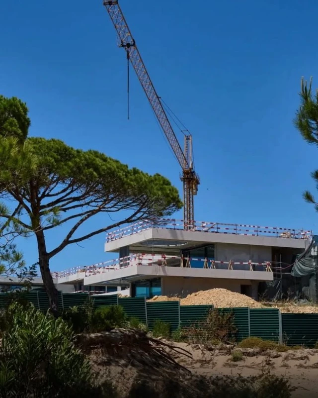 Siêu biệt thự 35 triệu euro để "dưỡng già" của Ronaldo:Phòng ngủ 300m², gara 20 siêu xe, xa hoa tột bậc nhưng không mua nổi một mét vuông riêng tư Siêu biệt thự 35 triệu euro để "dưỡng già" của Ronaldo:Phòng ngủ 300m², gara 20 siêu xe, xa hoa tột bậc nhưng không mua nổi một mét vuông riêng tư