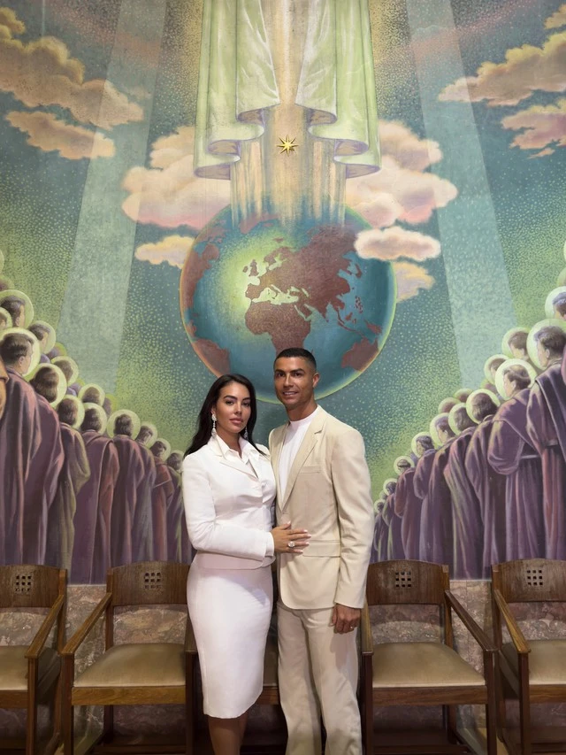 Siêu biệt thự 35 triệu euro để "dưỡng già" của Ronaldo:Phòng ngủ 300m², gara 20 siêu xe, xa hoa tột bậc nhưng không mua nổi một mét vuông riêng tư Siêu biệt thự 35 triệu euro để "dưỡng già" của Ronaldo:Phòng ngủ 300m², gara 20 siêu xe, xa hoa tột bậc nhưng không mua nổi một mét vuông riêng tư