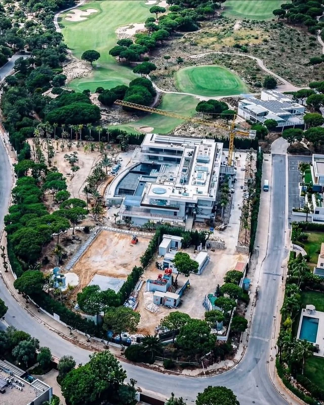 Siêu biệt thự 35 triệu euro để "dưỡng già" của Ronaldo:Phòng ngủ 300m², gara 20 siêu xe, xa hoa tột bậc nhưng không mua nổi một mét vuông riêng tư Siêu biệt thự 35 triệu euro để "dưỡng già" của Ronaldo:Phòng ngủ 300m², gara 20 siêu xe, xa hoa tột bậc nhưng không mua nổi một mét vuông riêng tư