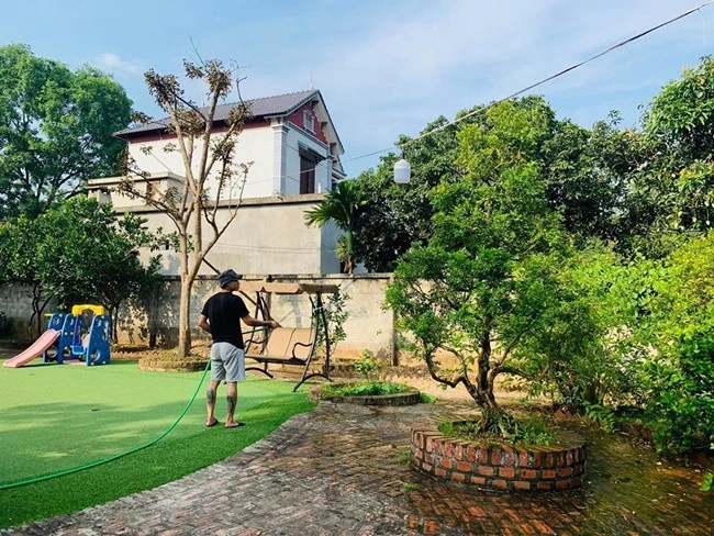 Soái ca diễn đỉnh nhất nhì truyền hình Việt: Cuộc sống U45 triệu người mơ, sở hữu biệt thự 3 mặt tiền Hà Nội, thêm 1 nhà vườn rộng 1.300m2 Soái ca diễn đỉnh nhất nhì truyền hình Việt: Cuộc sống U45 triệu người mơ, sở hữu biệt thự 3 mặt tiền Hà Nội, thêm 1 nhà vườn rộng 1.300m2