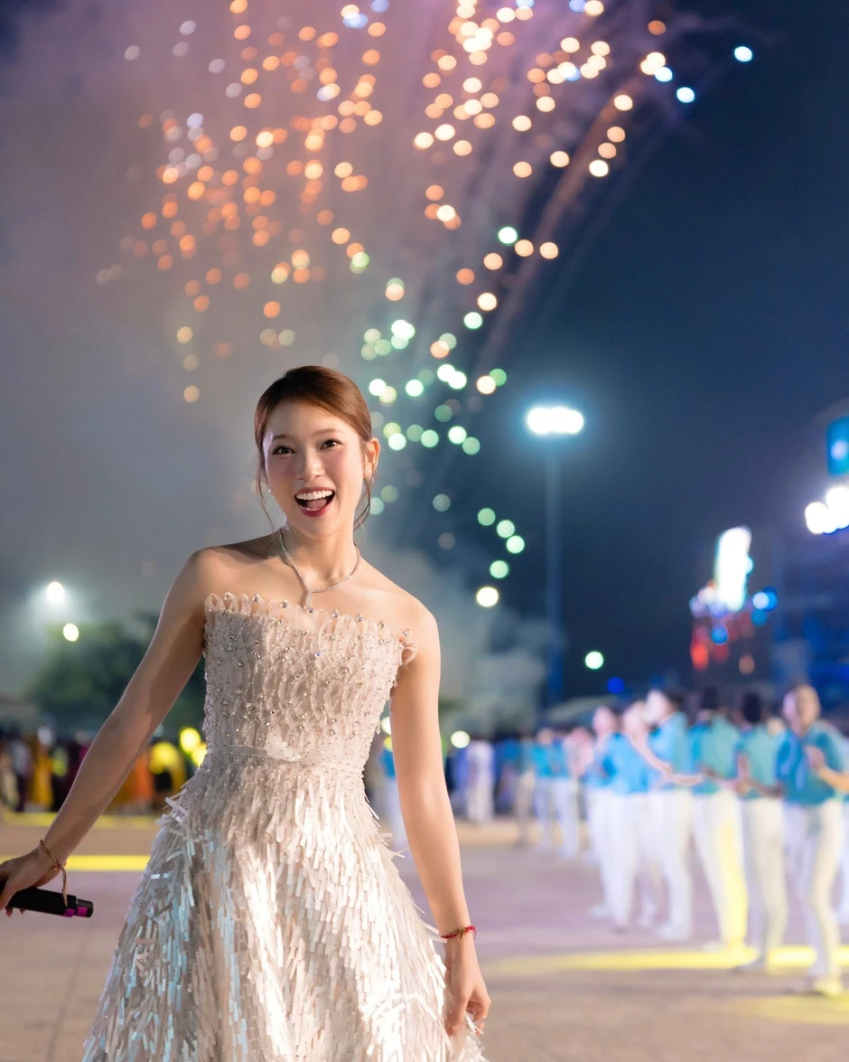 Sốc visual với MC Khánh Vy ở chung kết Miss Universe Vietnam: "Giống Hoa hậu hơn cả Hoa hậu" Sốc visual với MC Khánh Vy ở chung kết Miss Universe Vietnam: "Giống Hoa hậu hơn cả Hoa hậu"
