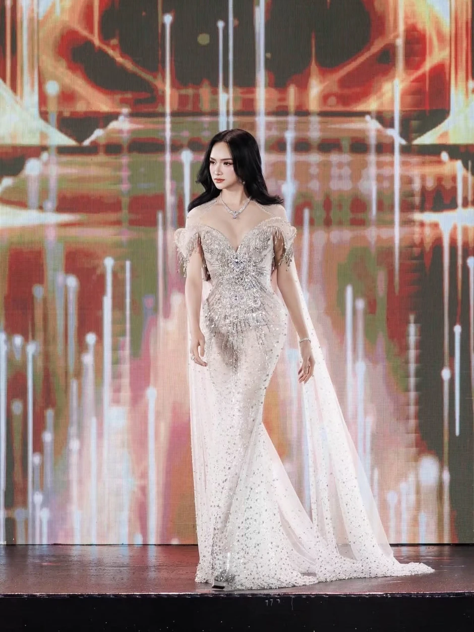 Sốc visual với MC Khánh Vy ở chung kết Miss Universe Vietnam: "Giống Hoa hậu hơn cả Hoa hậu" Sốc visual với MC Khánh Vy ở chung kết Miss Universe Vietnam: "Giống Hoa hậu hơn cả Hoa hậu"