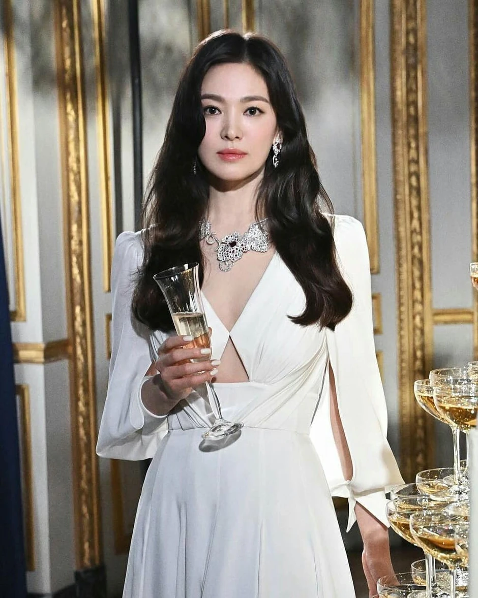 Song Hye Kyo đi ăn cùng bạn trai tin đồn, đàng trai là thiếu gia tập đoàn đóng tàu lớn thứ 2 Hàn Quốc? Song Hye Kyo đi ăn cùng bạn trai tin đồn, đàng trai là thiếu gia tập đoàn đóng tàu lớn thứ 2 Hàn Quốc?