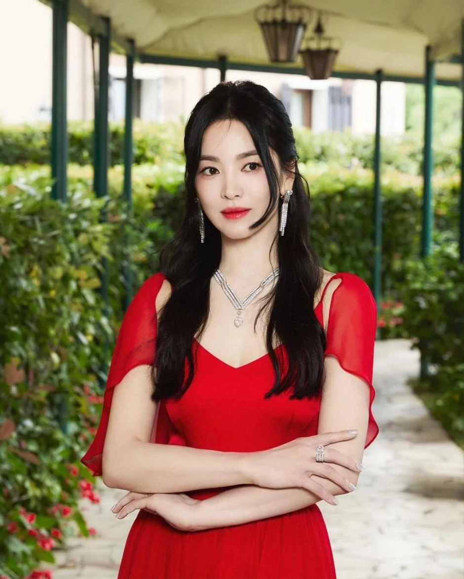 Song Hye Kyo phải chuồn vội khỏi phòng tắm công cộng chỉ vì gặp một người phụ nữ Song Hye Kyo phải chuồn vội khỏi phòng tắm công cộng chỉ vì gặp một người phụ nữ